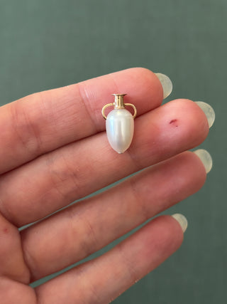 Amphora Pearl Vessel 1