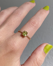 Load and play video in Gallery viewer, Oval Chartreuse Sapphire Ring

