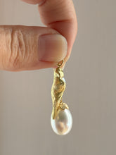 Load image into Gallery viewer, Parrot Pearl Pendant
