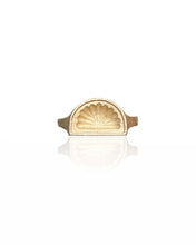 Load image into Gallery viewer, Seashell Signet Ring
