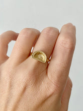 Load image into Gallery viewer, Seashell Signet Ring
