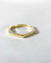 Load image into Gallery viewer, VIRES ACQUIRIT EUNDO Hexagon Motto Ring
