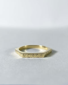 VIRES ACQUIRIT EUNDO Hexagon Motto Ring